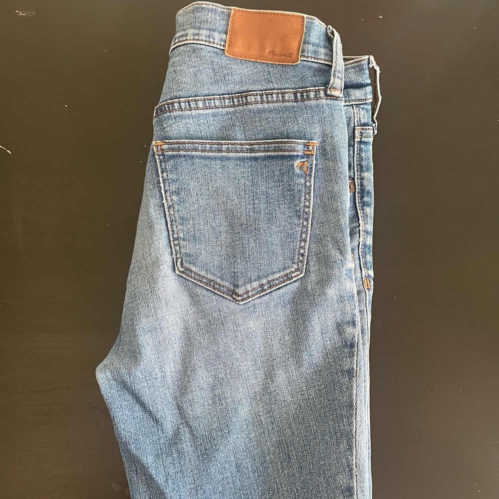 Madewell high rise jeans size 27 with buttons in the front.